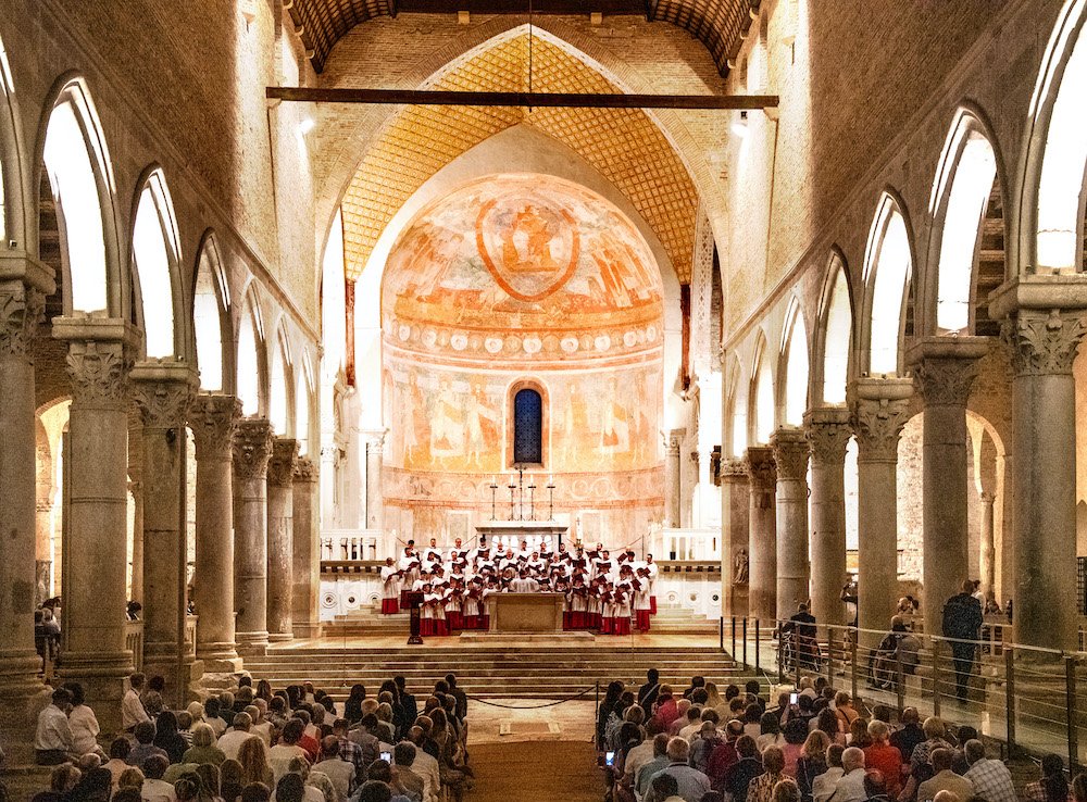 Copertina per La Cappella Sistina incanta Aquileia, il concerto in una basilica gremita